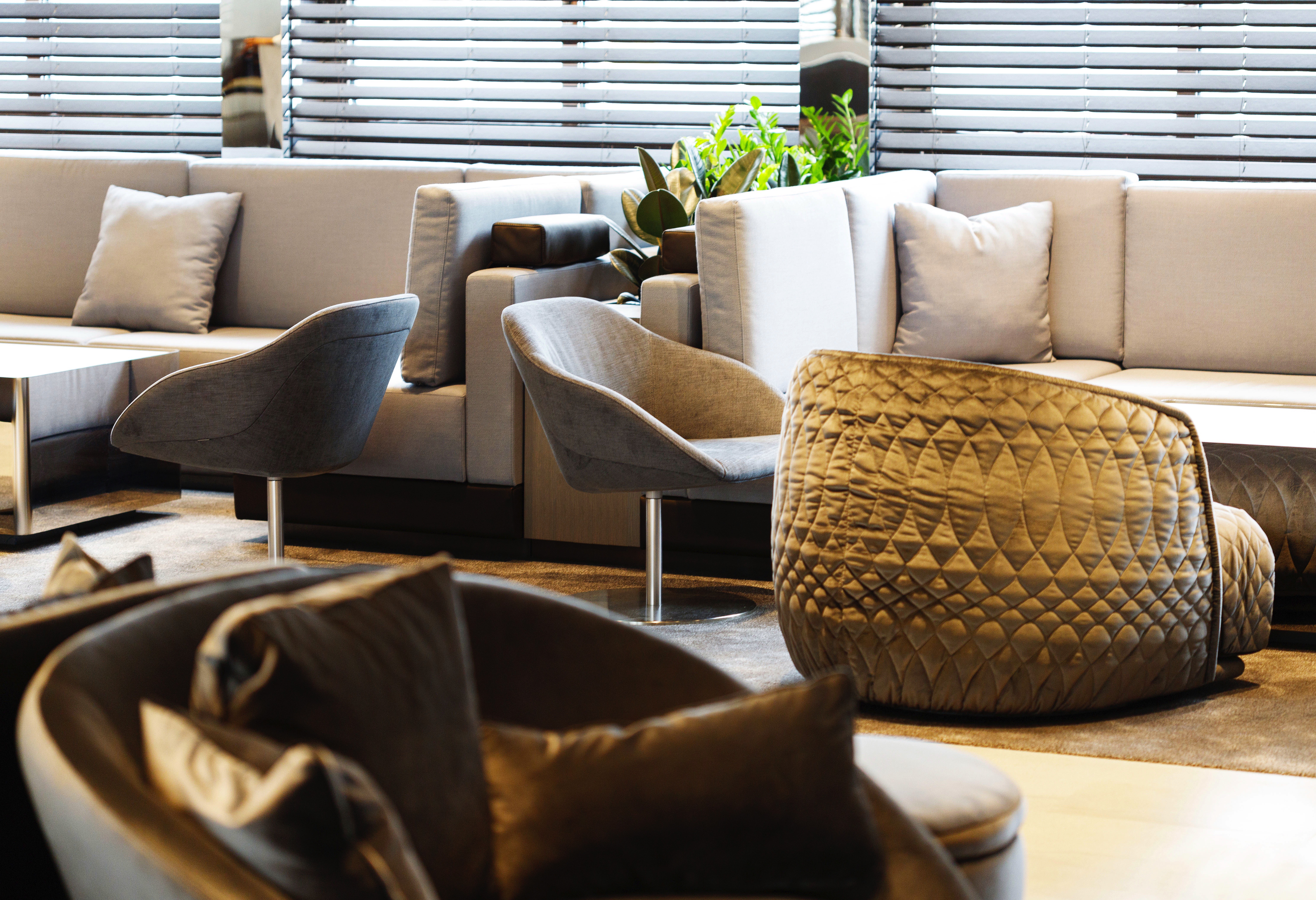 Emerald Sakara - Amici Bar & Lounge